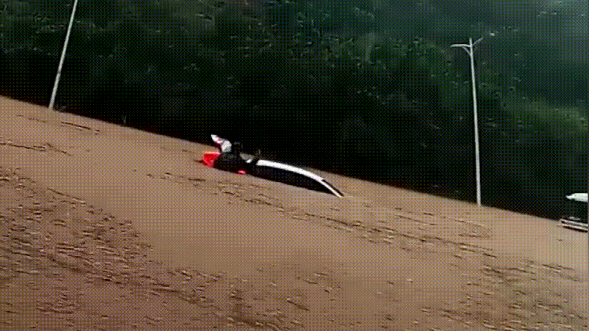 011049f15auaa2x7v7jalt.gif